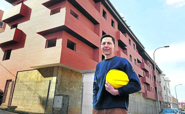 Almazán, delante del edificio que ha levantado sin ayuda en los números 47 y 48 de la Avenida de Andalucía de Linares. 