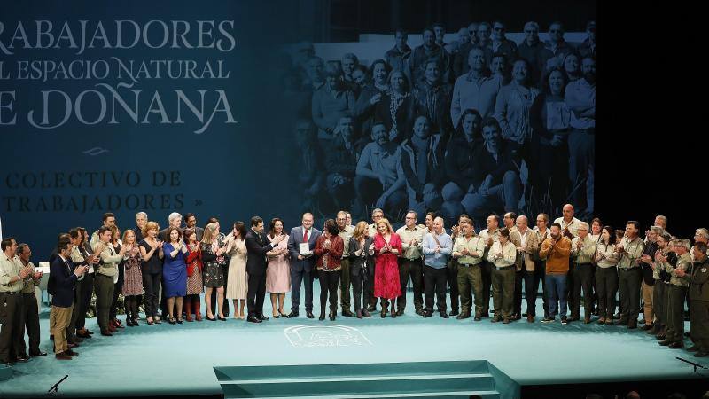 El presidente de la Junta de Andalucía, Juanma Moreno (c) acompañado de la presidenta del Parlamento andaluz, Marta Bosquet , junto al Colectivo de trabajadores de Doñana que han recibido la Medalla de Andalucía