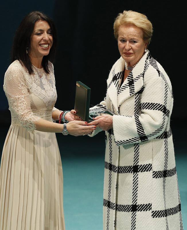 La presidenta del Parlamento andaluz, Marta Bosquet (i), entrega a la viuda de José Luis García Palacios, el expresidente de la Caja Rural del Sur, el galardón de Hijo Predilecto de Andalucía a título póstumo, durante el acto de entrega de las Medallas de Andalucía y los títulos de Hijos Predilectos, con motivo del día de la comunidad autónoma