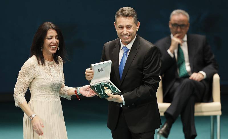 La presidena del Parlamento andaluz, Marta Bosquet, entrega al representante de Biosabor la Medalla de Andalucía durante el acto institucional con motivo del día de la comunidad autónoma