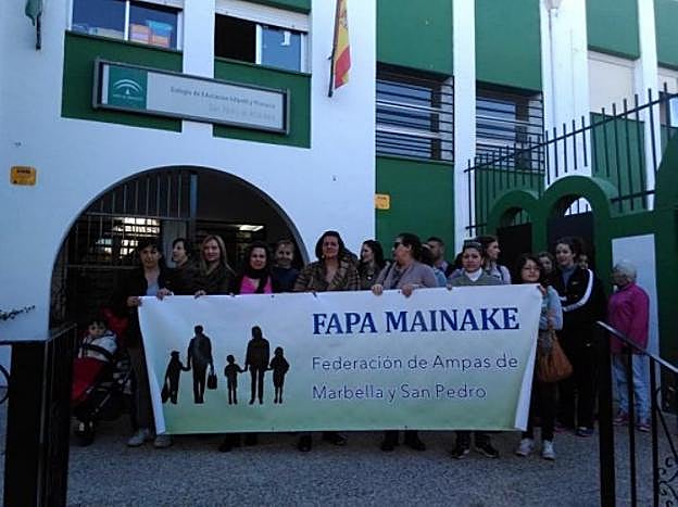 Concentración de padres en la puerta del colegio en marzo de 2016 para exigir el desalojo de los okupas. 