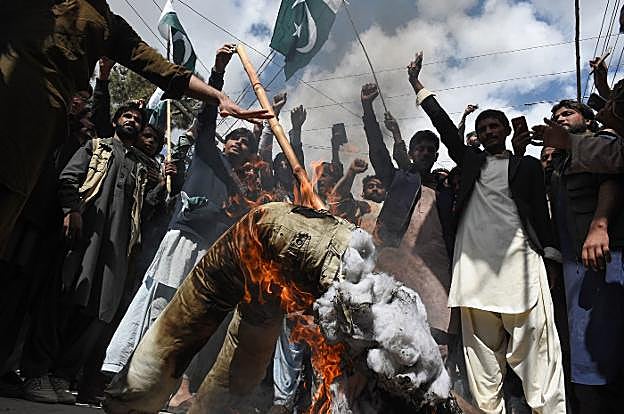 Manifestantes paquistaníes queman en una calle de Quetta un muñeco que simboliza al primer ministro indio, Narendra Modi. :: BANARAS KHAN / afp
