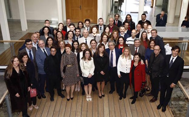 Foto de familia de los nuevos profesores y catedráticos de la UMA. 