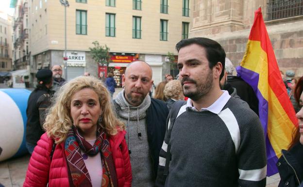 Garzón junto a la edil Remedios Ramos y Ernesto Alba, líder del PCA. 