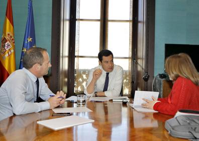 Imagen secundaria 1 - Moreno, con el director de SUR y la periodista María Dolores Tortosa durante la entrevista. 