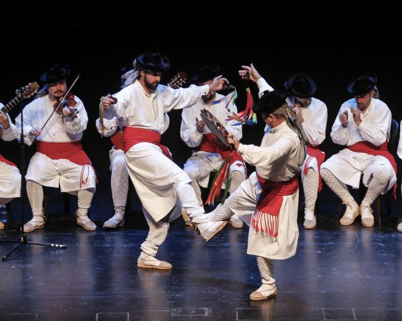 Actuaciones de pandas de verdiales y de copla española en el acto organizado por la Federación de Peñas La Alcazaba