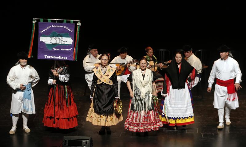 Actuaciones de pandas de verdiales y de copla española en el acto organizado por la Federación de Peñas La Alcazaba
