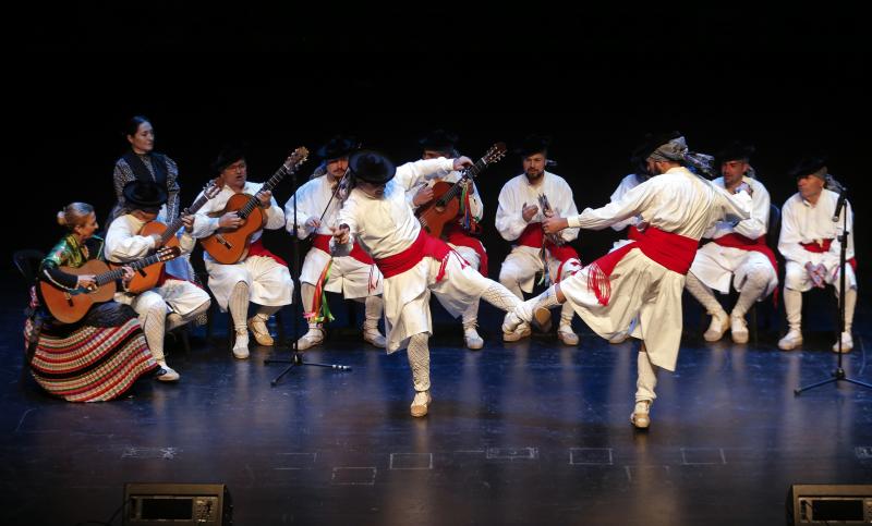 Actuaciones de pandas de verdiales y de copla española en el acto organizado por la Federación de Peñas La Alcazaba