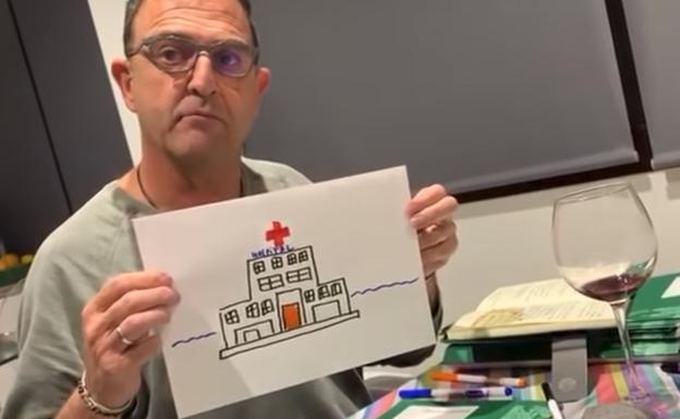 Bautista muestra su dibujo sobre el nuevo hospital. 