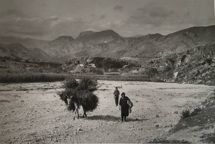 La editorial valenciana Onada Ediciones publica un libro en el que se recopilan más de medio centenar de fotos realizadas en un viaje a la localidad axárquica entre enero y abril de 1959