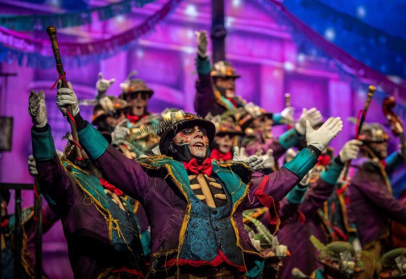 El coro «Los del patio» durante su actuación en el Gran Teatro Falla.
