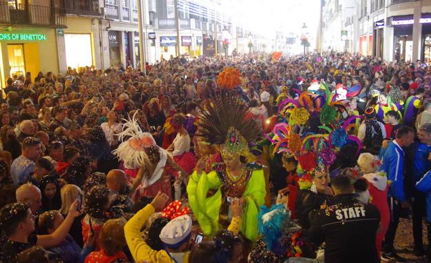 La batalla de las flores tomó por la noche la calle Larios. 