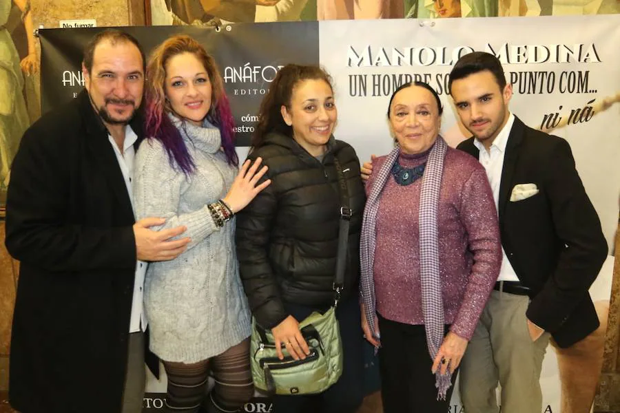 Manolo Medina presenta su biografía en la Sala Isabel Oyarzábal. En la foto, Morta, Mayka Romero, María José Rico, Betty Misiego y Javier Arcas.