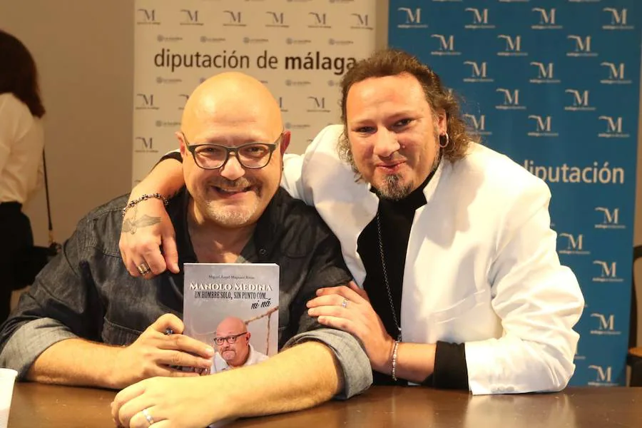 Manolo Medina presenta su biografía en la Sala Isabel Oyarzábal. En la foto, Manolo Medina y el cantante Salvi Pariente.