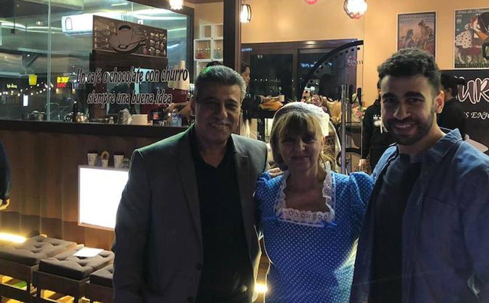 Joaquina Benavente, vestida con traje de chulapa madrileña, posa con Mark, el empresario catarí que ha abierto la prim era churrería en Doha. 