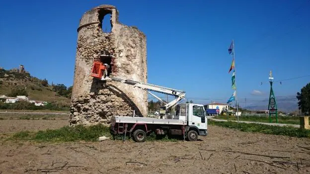 Especialistas inspeccionan la torre vigía de la Manganeta, en Almayate. 
