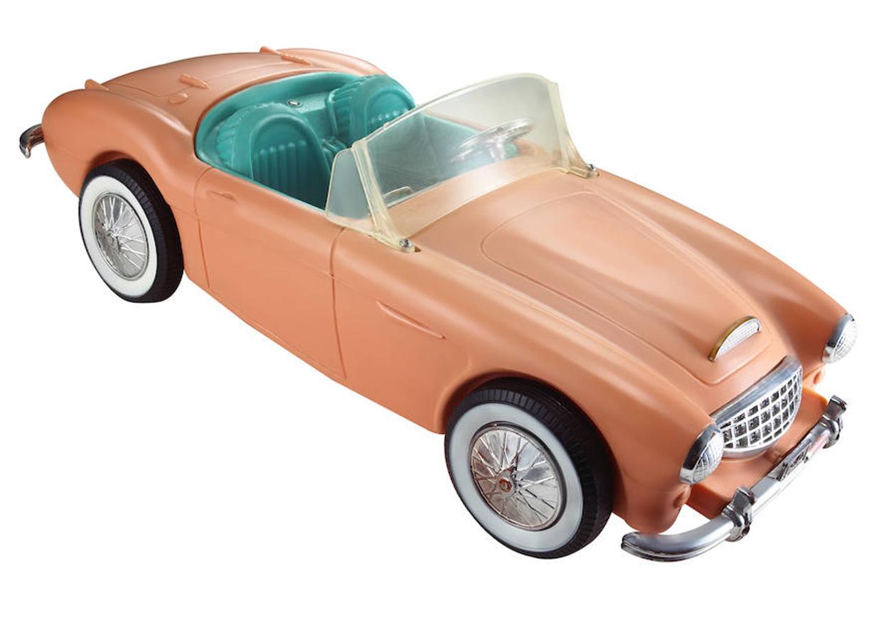 El primer coche de Barbie fue un Austin Healy que se lanzó a la venta en 1961. 