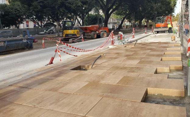 Primeras baldosas instaladas en la calzada sur de la Alameda. 