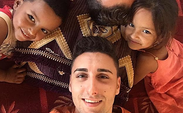 Alejandro, con niños saharauis.
