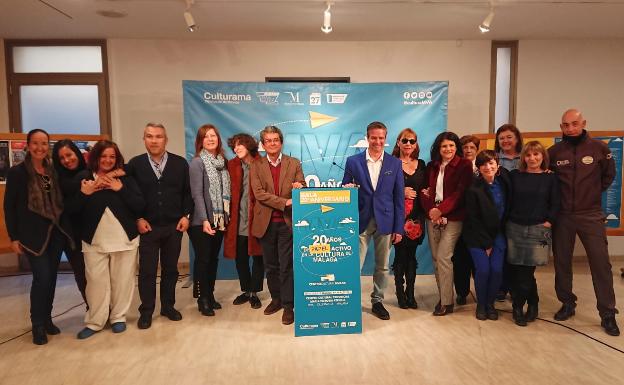 Víctor González, Violeta Niebla y Alessandra García, junto al equipo del centro María Victoria Atencia.