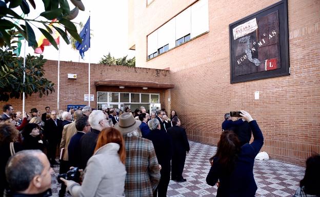 Mural por el 50.º aniversario colocado en la fachada de la facultad.