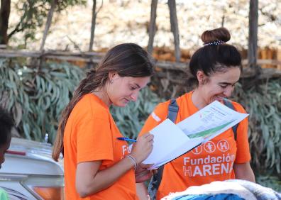 Imagen secundaria 1 - Arriba, varios niños con las camisetas del Málaga. Abajo, algunas voluntarias de Harena. 