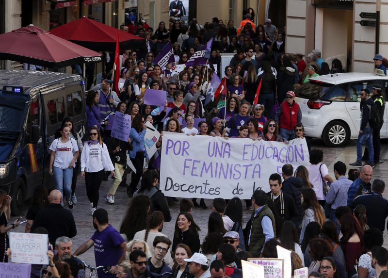 La gran afluencia de público ha hecho que la concentración prevista se convierta en una protesta multitudinaria