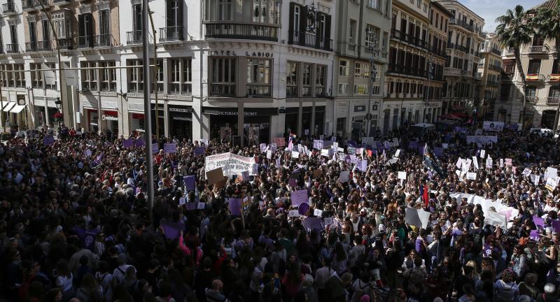 La gran afluencia de público ha hecho que la concentración prevista se convierta en una protesta multitudinaria