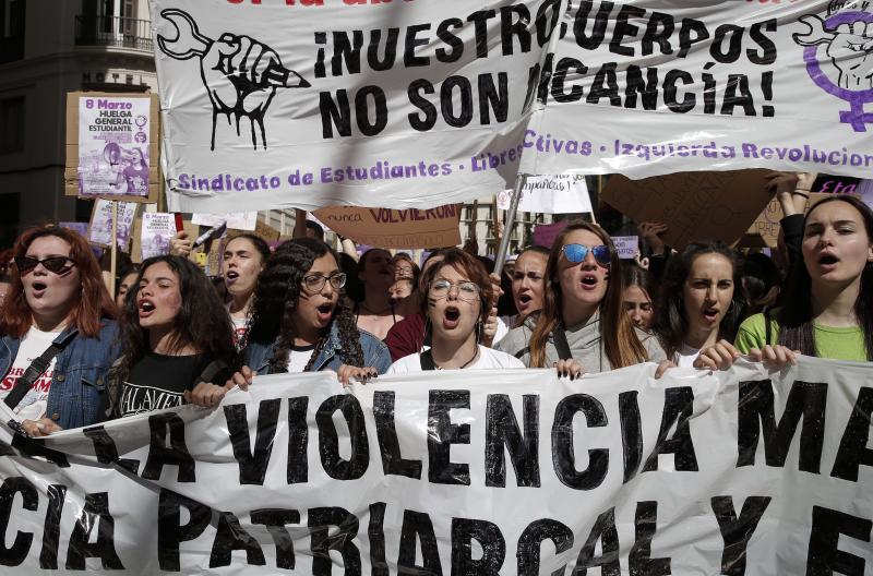 La gran afluencia de público ha hecho que la concentración prevista se convierta en una protesta multitudinaria