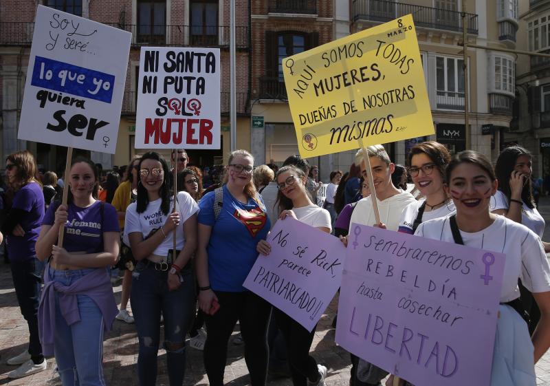 La gran afluencia de público ha hecho que la concentración prevista se convierta en una protesta multitudinaria