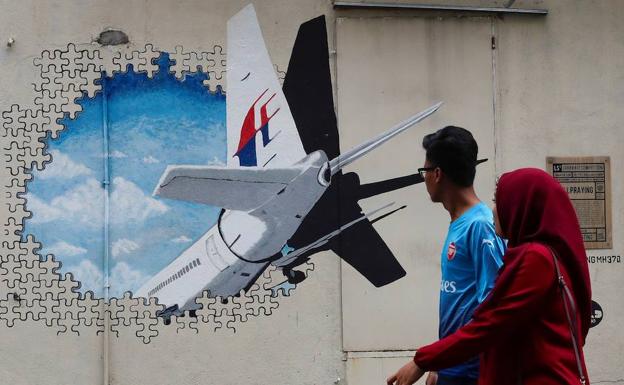 Un mural representa el vuelo MH370, desaparecido en 2014, a las afueras de Kuala Lumpur (Malasia).