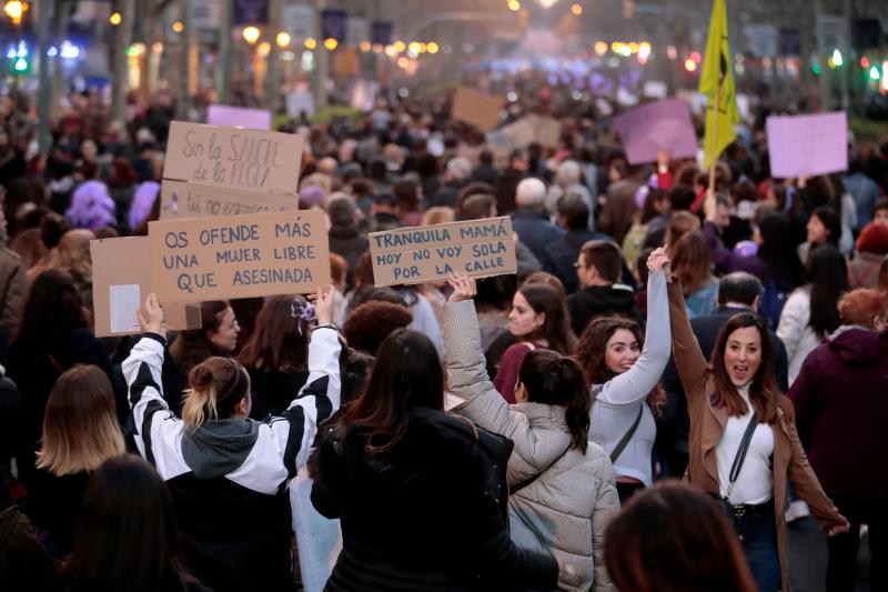 Una marea morada recorre todo el país para reivindicar la igualdad de género