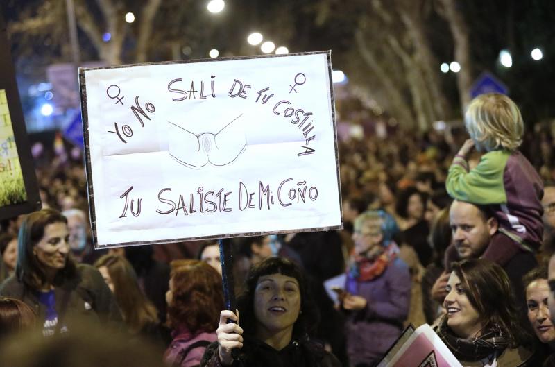 Fotos: Miles de personas recorren el Centro en la manifestación matutina del 8M