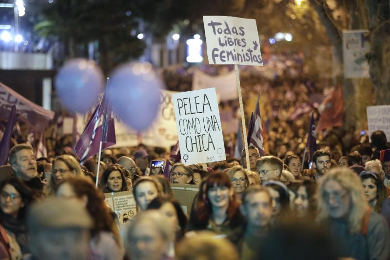 Fotos: Miles de personas recorren el Centro en la manifestación matutina del 8M