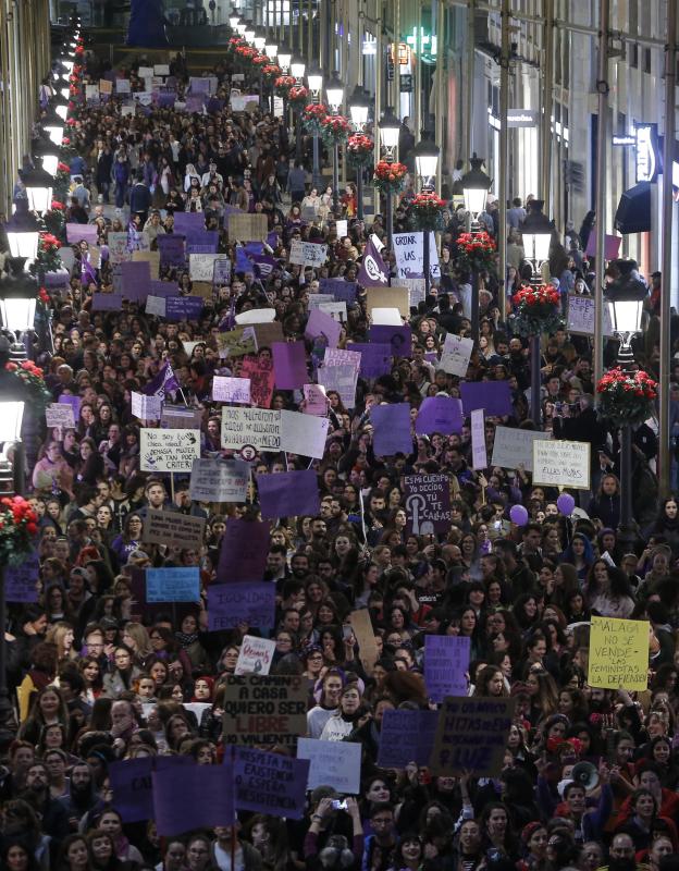 Fotos: Miles de personas recorren el Centro en la manifestación matutina del 8M