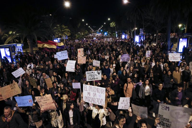 Fotos: Miles de personas recorren el Centro en la manifestación matutina del 8M