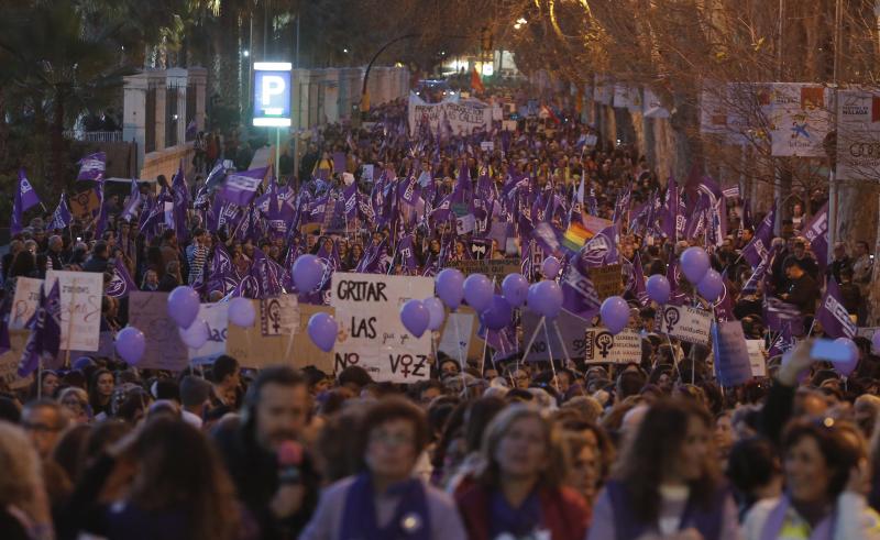 Fotos: Miles de personas recorren el Centro en la manifestación matutina del 8M