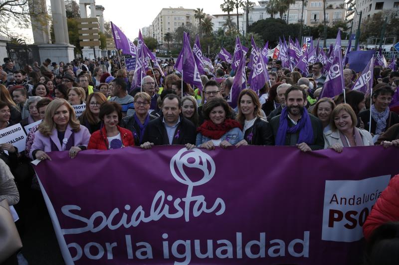 Fotos: Miles de personas recorren el Centro en la manifestación matutina del 8M