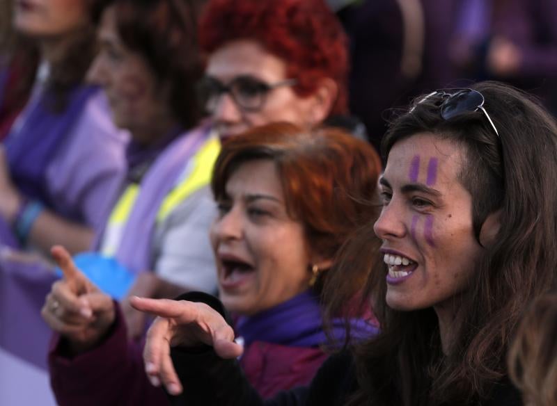 Fotos: Miles de personas recorren el Centro en la manifestación matutina del 8M