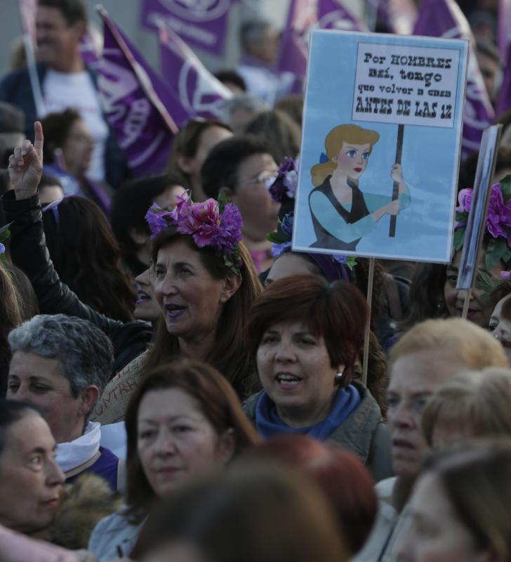 Fotos: Miles de personas recorren el Centro en la manifestación matutina del 8M