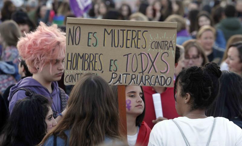 Fotos: Miles de personas recorren el Centro en la manifestación matutina del 8M