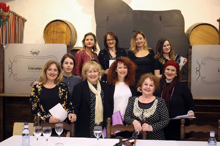 Las poetas participantes en un encuentro en el Mentidero Cultural posan en una foto de familia.