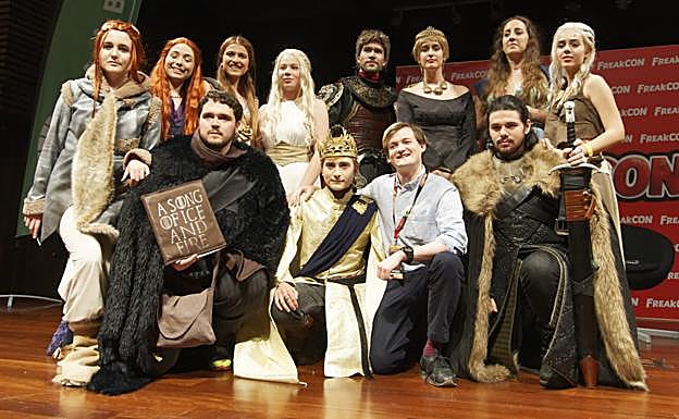 Jack Gleeson junto a varios fans con cosplays de 'Juego de Tronos'