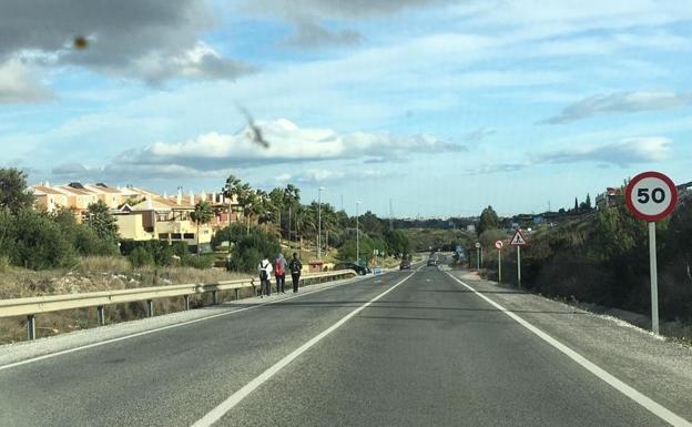 Los vecinos de La Atalaya de Cártama piden una travesía para dejar de andar por el arcén
