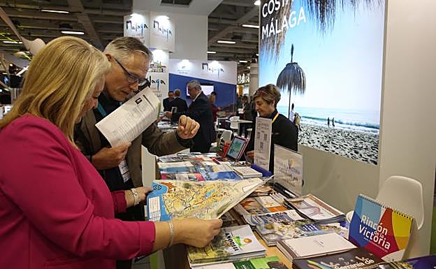 Un visitante consulta sobre su viaje a la Costa del Sol en el expositor andaluz de la ITB. 