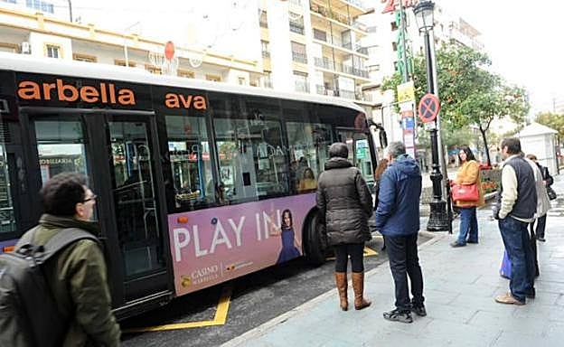 Usuarios en una parada de autobús del centro. 