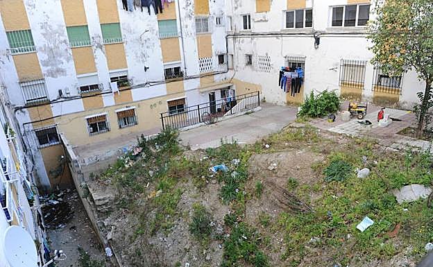 Vista de la plazoleta hundida como consecuencia de las lluvias del 4 de diciembre de 2016.
