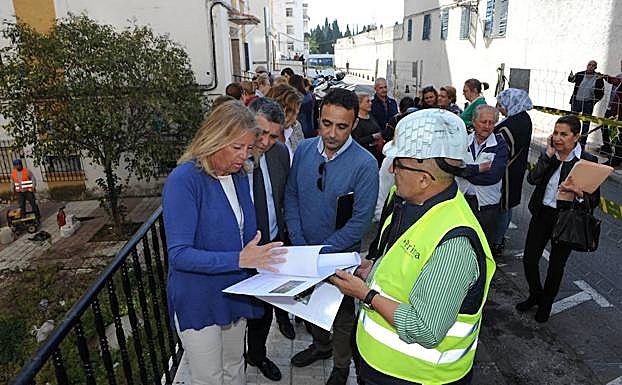La alcaldesa, ayer, con los técnicos. :