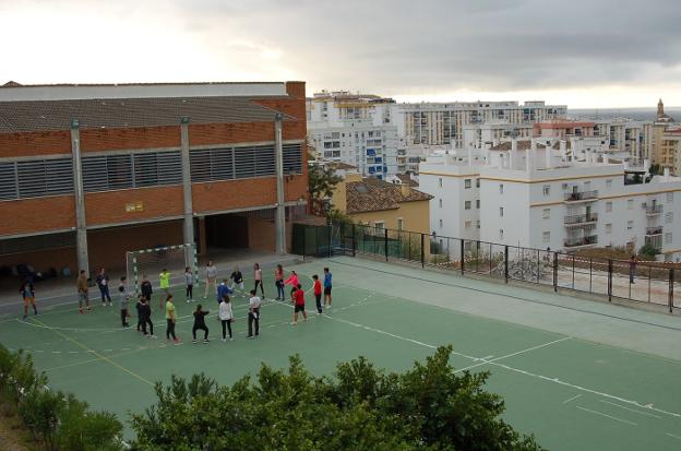 Alumnos en clase de Educación Física. 