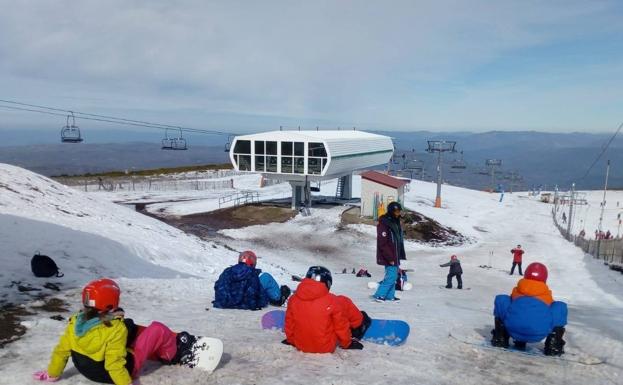 Los más pequeños también han disfrutado de la escasa nieve gallega